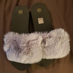 Gray & Black Pom Pom Fluffy Women's Size 39 / 8 Sandal Slippers "New"